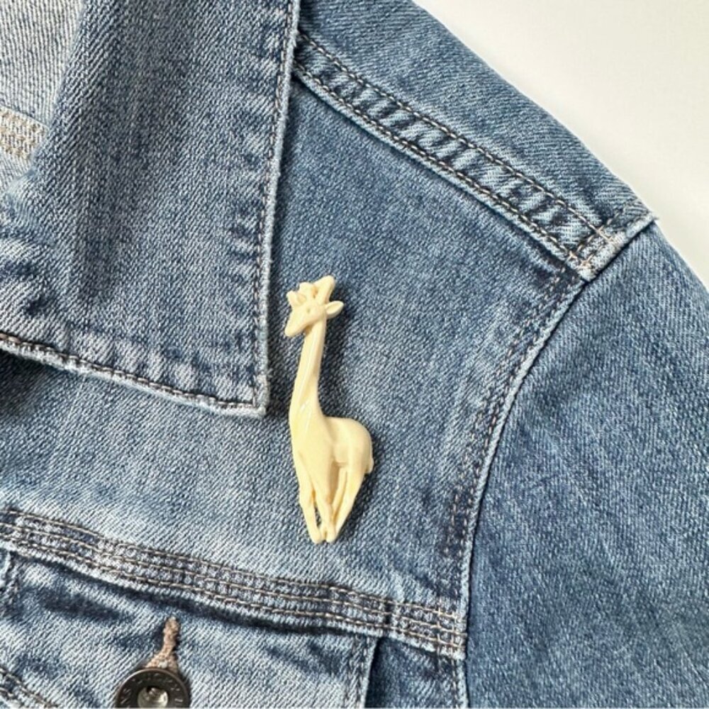 Vintage 80's Giraffe Brooch Acrylic Cream Off White - 2.5 inches